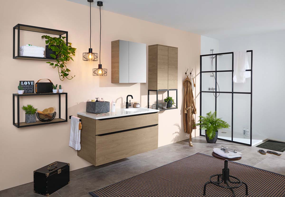 Badkamer met glazen scheidingswand in een zwart stalen frame.