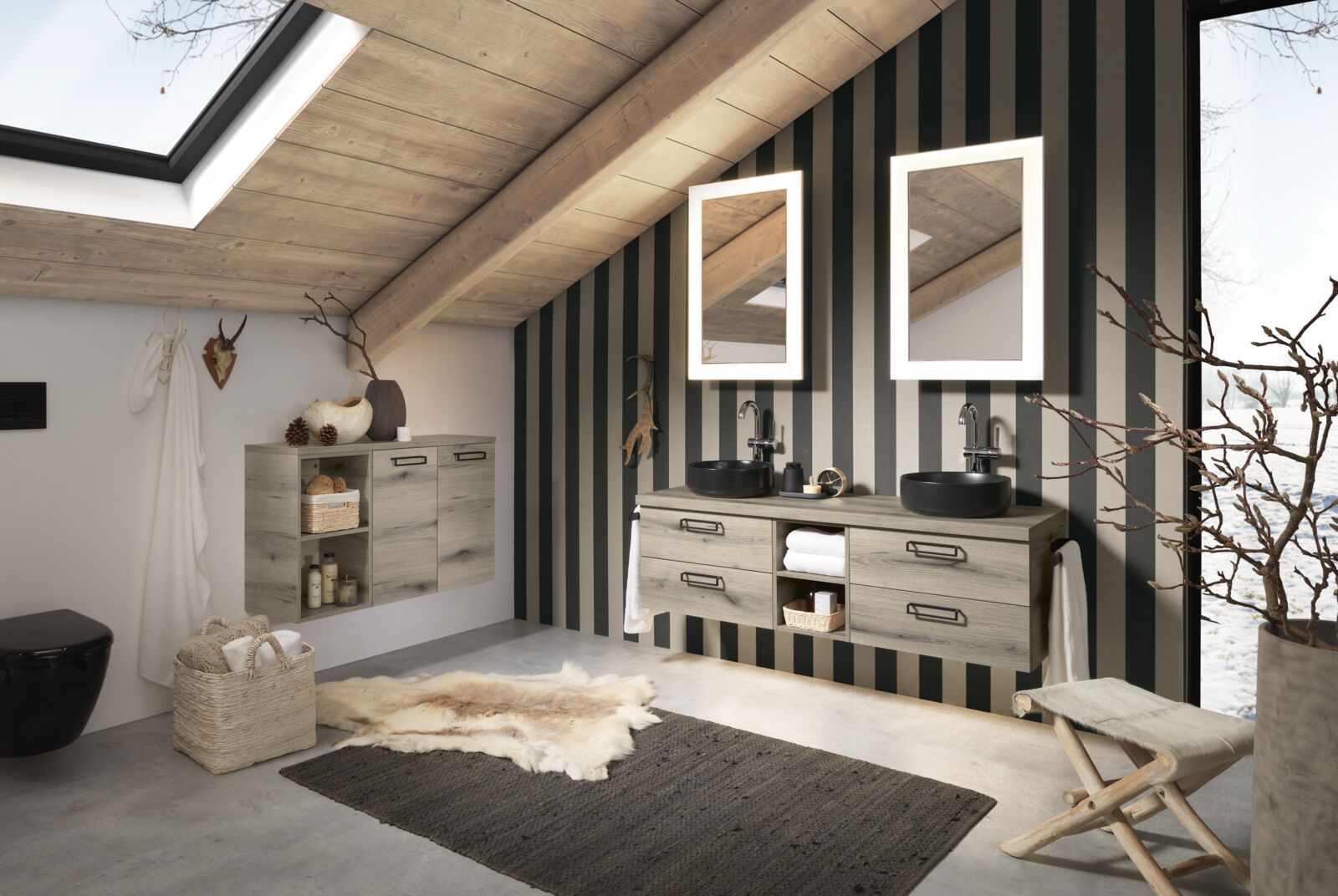 Badkamer met warm-grijze houten kleuren en zwarte accenten, vrijstaande kommen op de wastafel en een lichtrand in de spiegel.