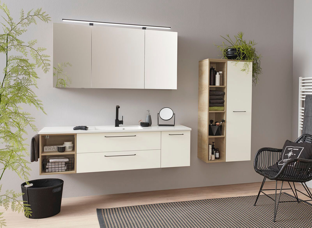 Badkamer met spiegelkast, beige deurtjes op de meubels, dunne metalen handgrepen zijkanten zijn houtstijl.