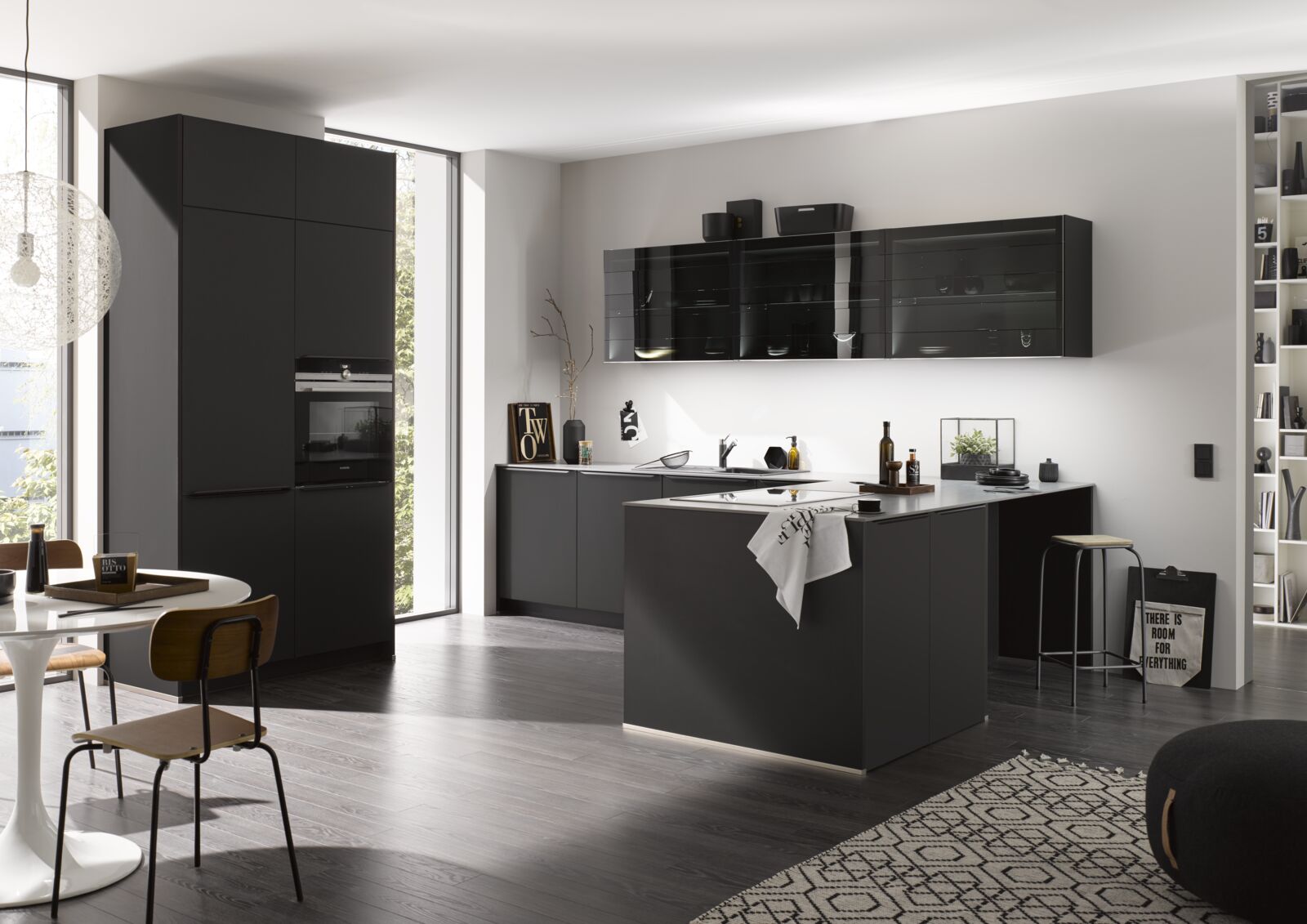 Modulair opgezette keuken om het raam goed te blijven benutten.